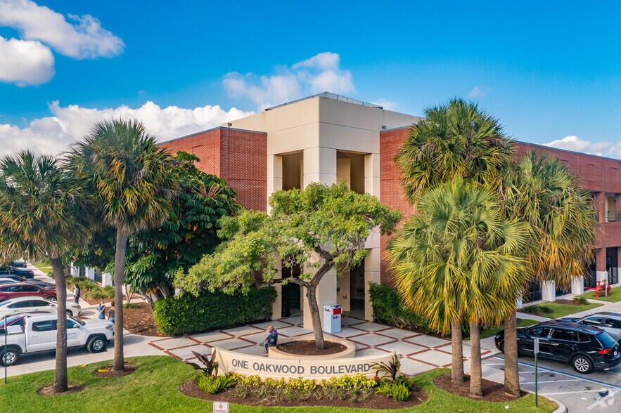 More Photos Of 1 Oakwood Blvd, Hollywood Unknown For Lease