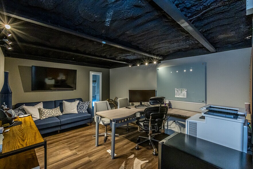 More Photos Of 302 Crossroads St, Laredo Office For Lease