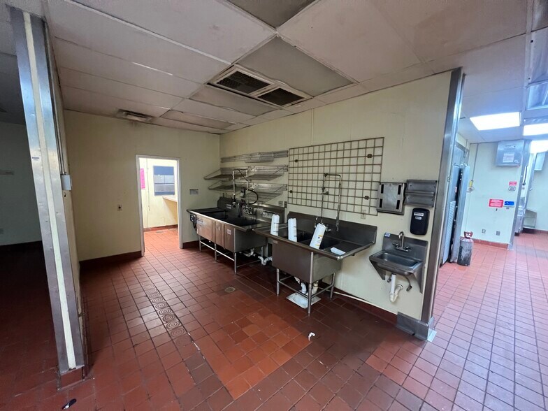 More Photos Of 5900 Roeland Dr, Mission Fast Food For Lease