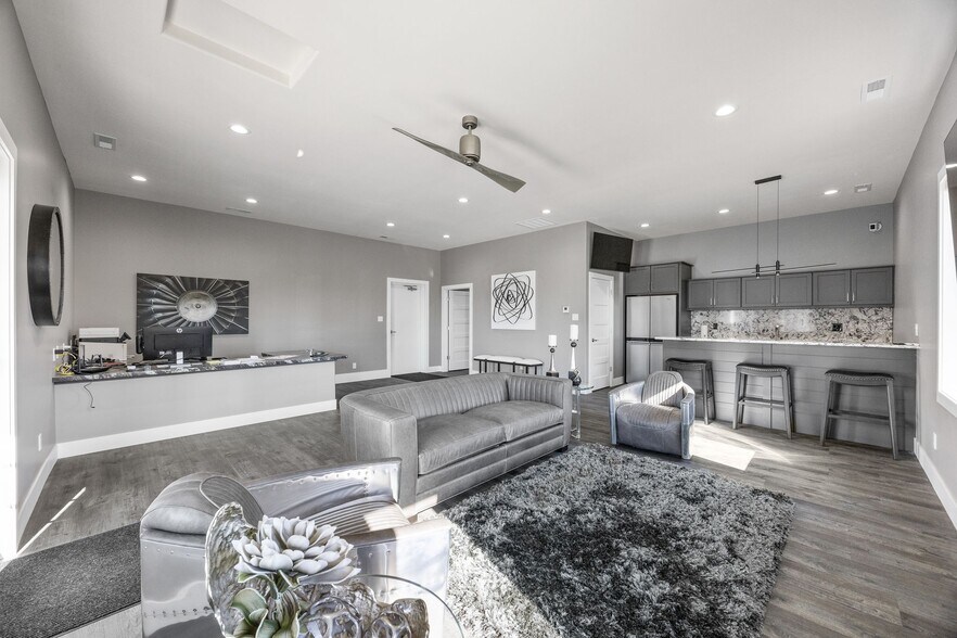More Photos Of 530 Aircom Dr, Marion Airplane Hangar For Sale
