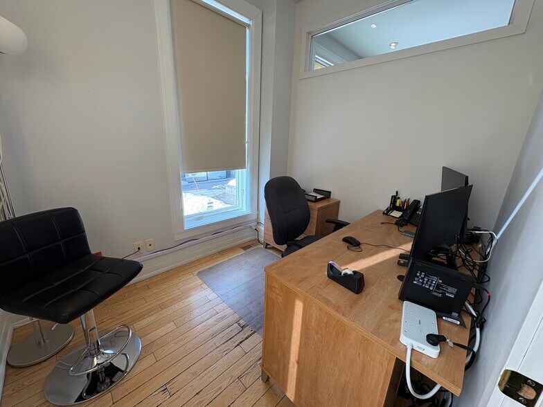 More Photos Of 510-512 Décarie Boul, Saint-Laurent Loft Creative Space For Sale