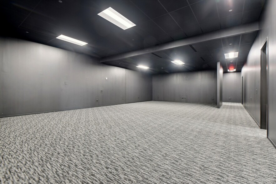 More Photos Of 5440 Cherokee Ave, Alexandria Showroom For Lease