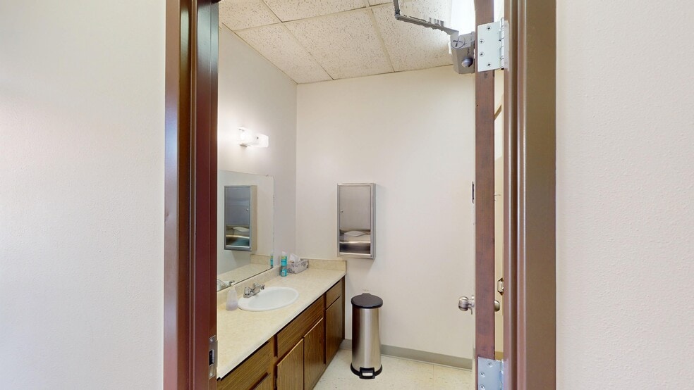 More Photos Of 324 E Washington Ave, Riverton Office For Sale