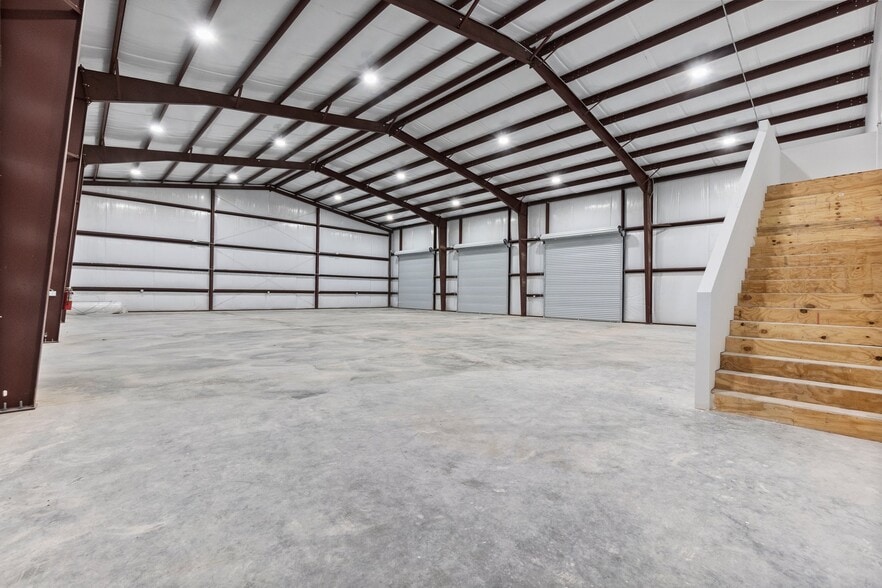 More Photos Of 11002 Sleepy Hollow Rd, Conroe Warehouse For Lease