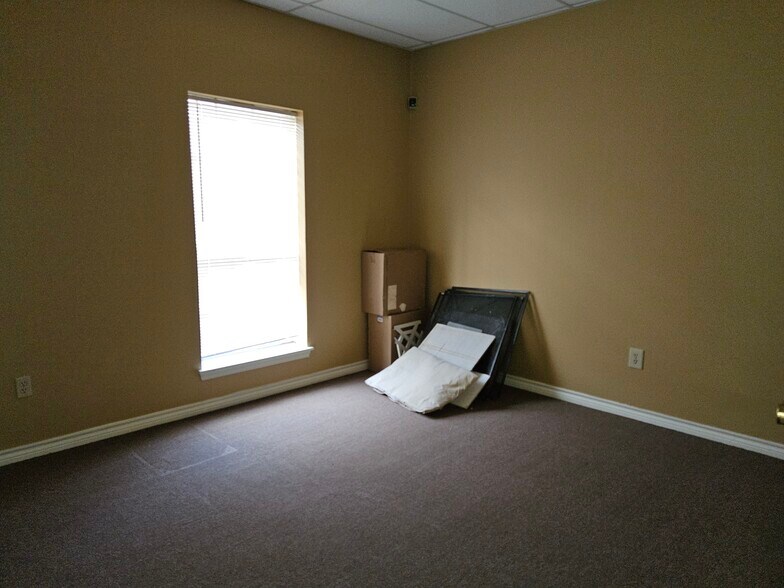 More Photos Of 14741 Pebble Bend Dr, Houston Loft Creative Space For Lease