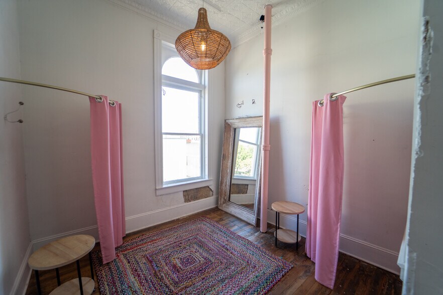 More Photos Of 102 S Main St, Victoria Storefront For Sale