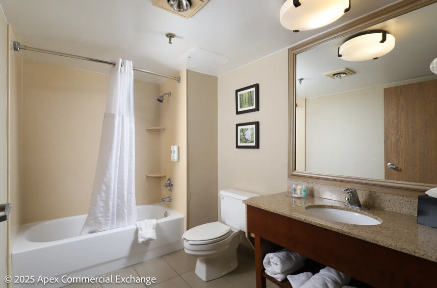 More Photos Of 525 N Canal Rd, Lansing Hotel For Sale