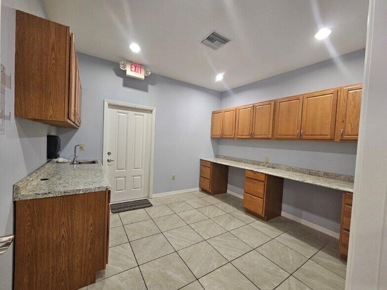 More Photos Of 13047 W Linebaugh Ave, Tampa Medical For Lease