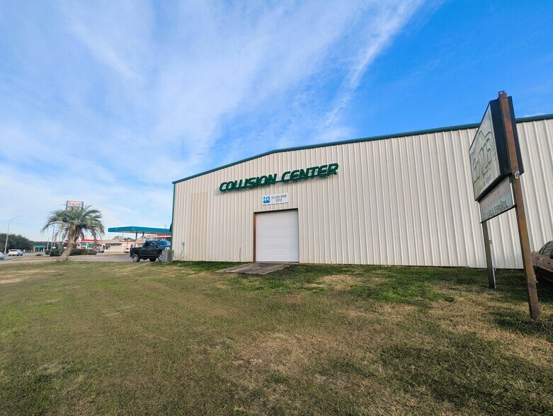 More Photos Of 5320 W Parkway St, Groves Industrial For Sale