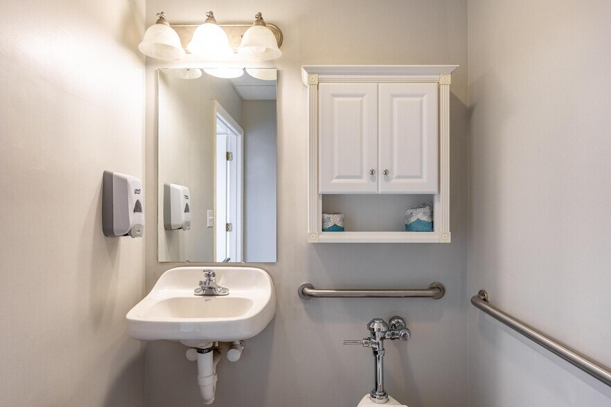 More Photos Of 1420 Fritz St SE, Cleveland Medical For Lease