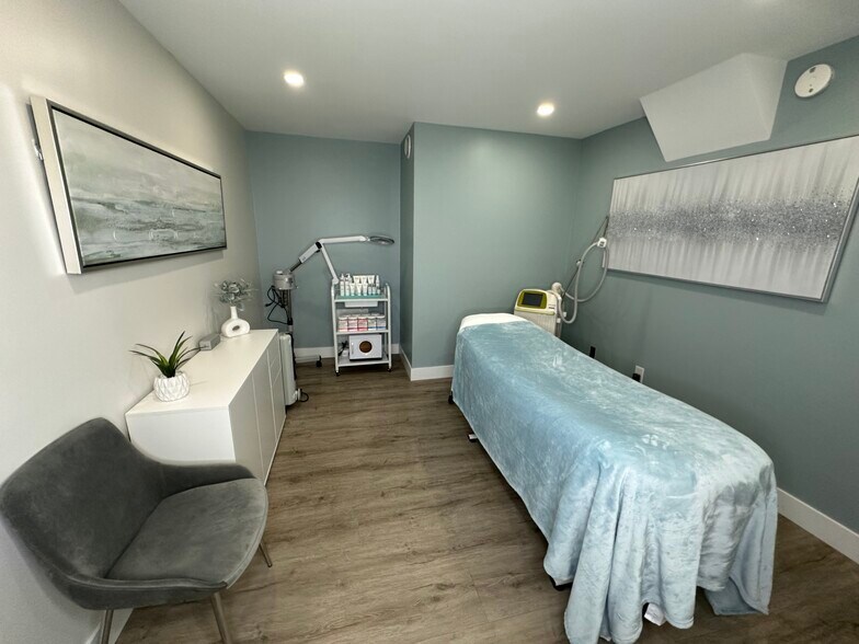 More Photos Of 1904 20th Ave NW, Calgary Storefront Retail Office For Lease