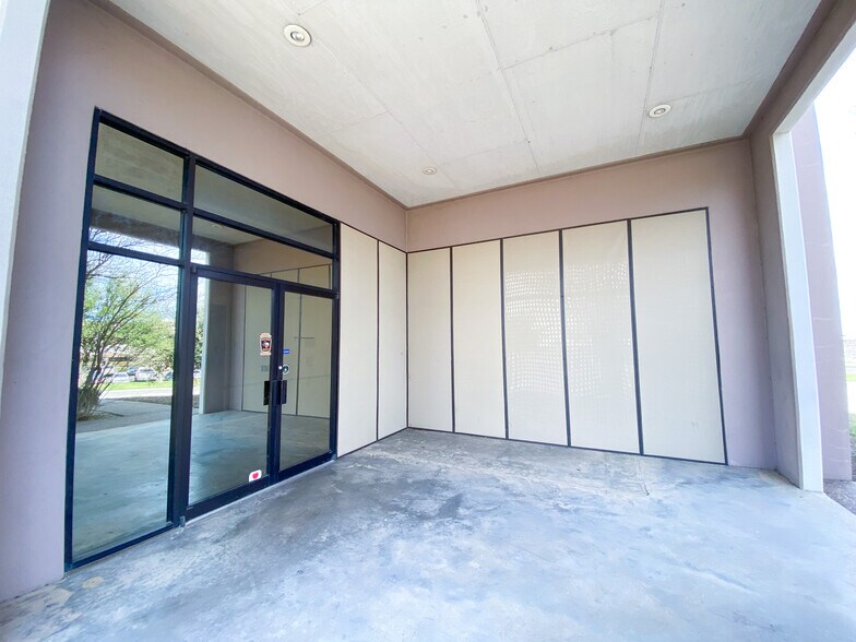 More Photos Of 801 Hallmark Dr, Laredo Warehouse For Lease