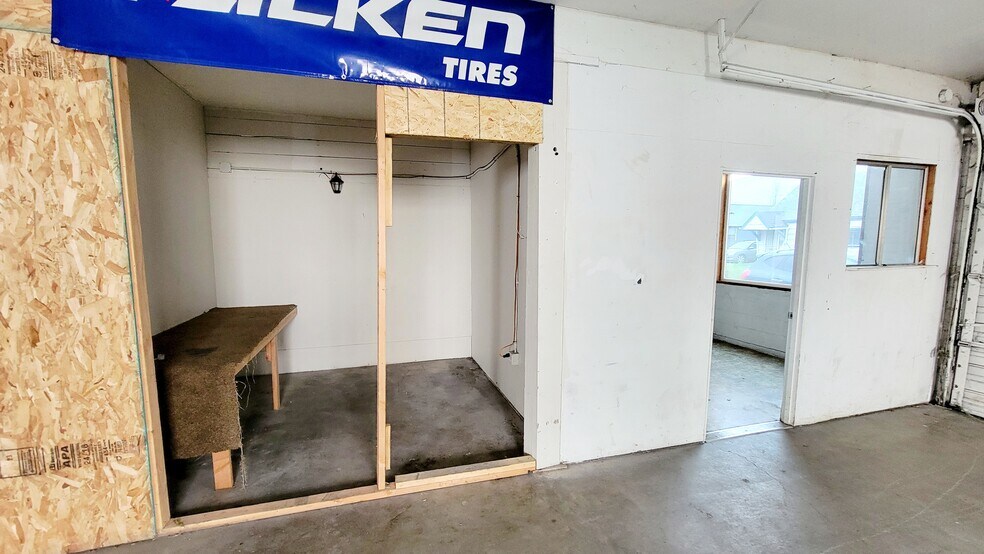 More Photos Of 2060 Warner St NE, Salem Warehouse For Sale