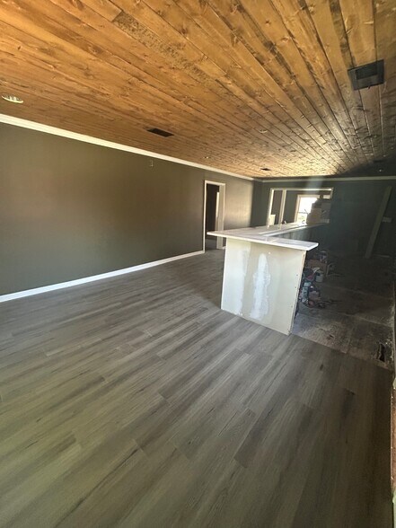 More Photos Of 237 E Main St, Yadkinville Freestanding For Lease