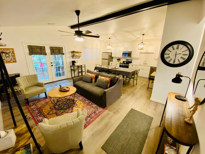More Photos Of 104 Scudder Ln, Wimberley Hotel For Sale