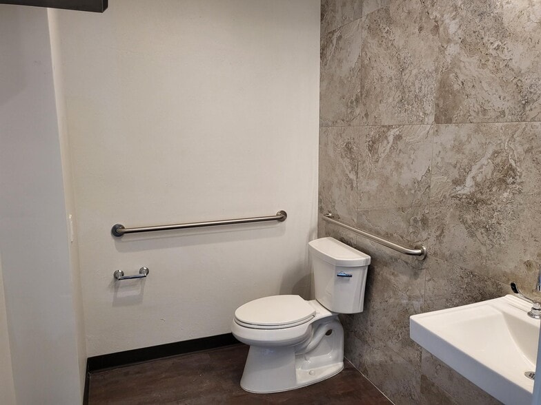 More Photos Of 658 S Coast Hwy, Laguna Beach Storefront Retail Residential For Lease