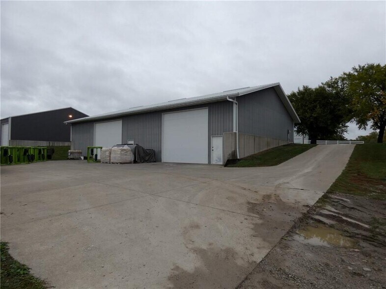 More Photos Of 2280 Graceland Rd, Pella Industrial For Sale