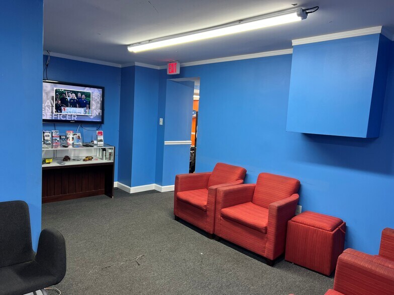 More Photos Of 10805 Lanham Severn Rd, Glenn Dale Auto Dealership For Lease