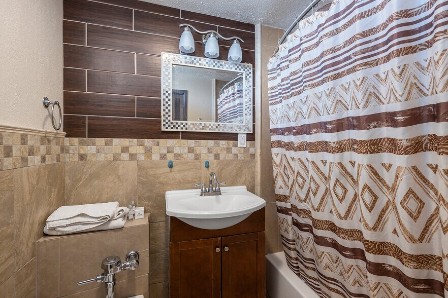 More Photos Of 3811 W Chestnut Expy, Springfield Hotel For Sale