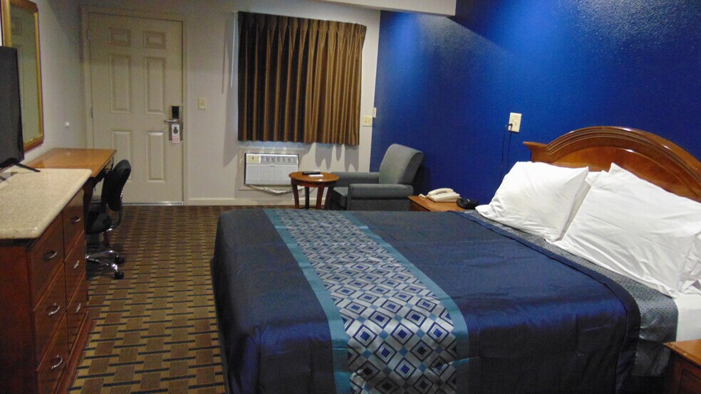 More Photos Of 2111 Whitley Ave, Corcoran Hotel For Sale