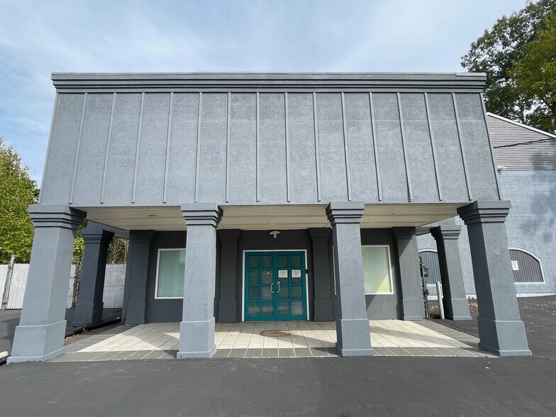 More Photos Of 2391 S Main St, Waterbury Showroom For Lease