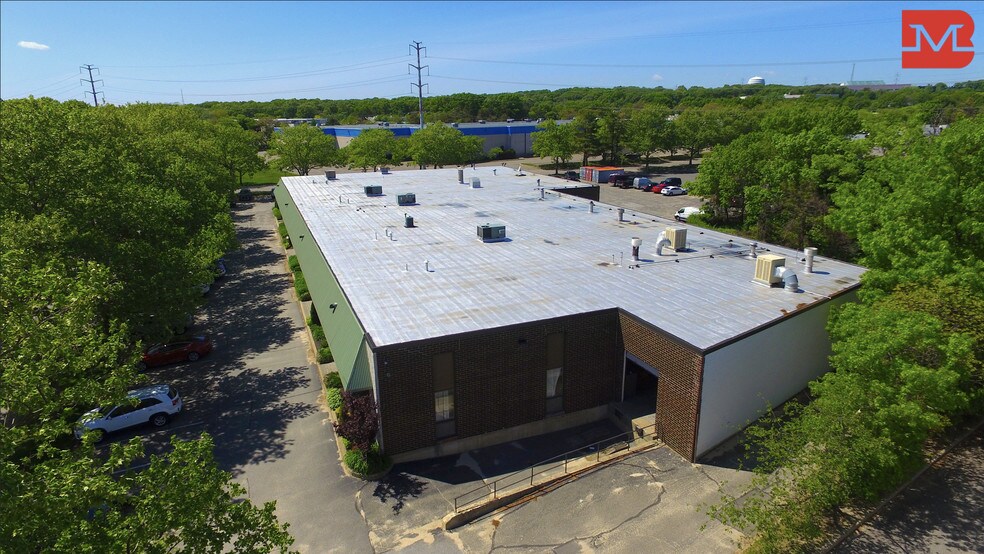 More Photos Of 99 Bridge Rd, Islandia Warehouse For Lease