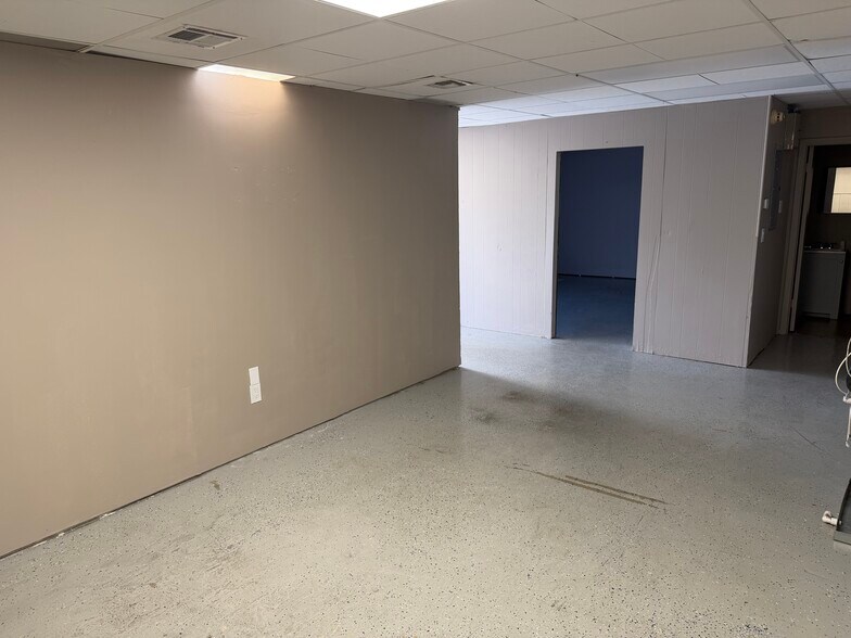 More Photos Of 5511 NW 22nd Ave, Fort Lauderdale Showroom For Lease