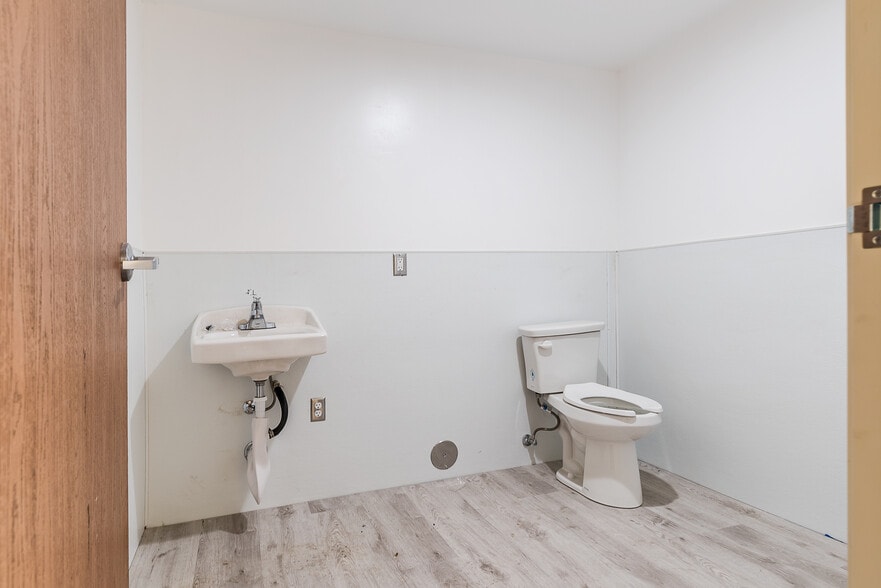 More Photos Of 8020 Ronson Rd, San Diego Warehouse For Lease