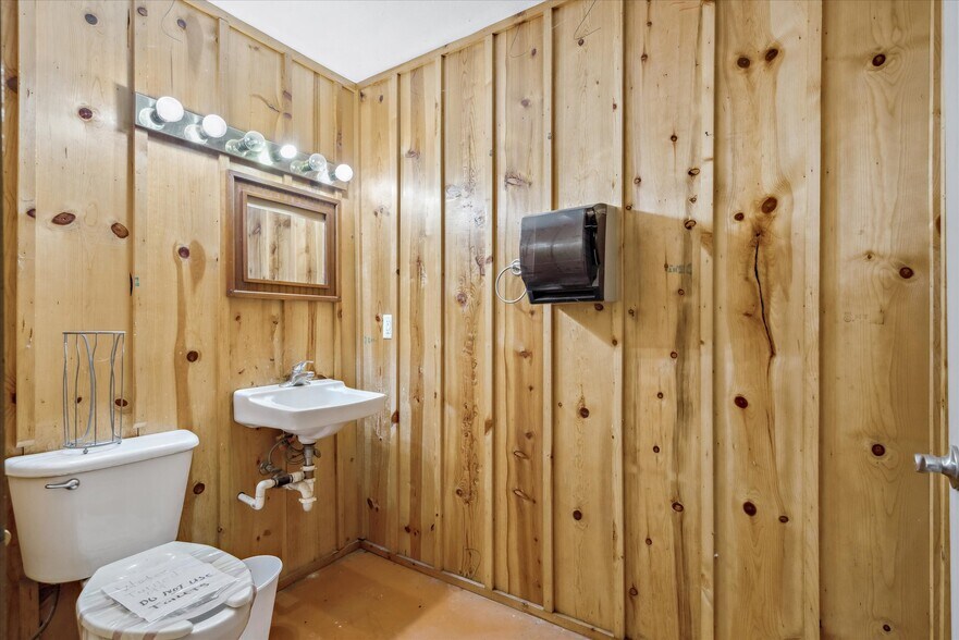 More Photos Of 21540 Interstate 20 & Hwy 64, Canton Warehouse For Sale