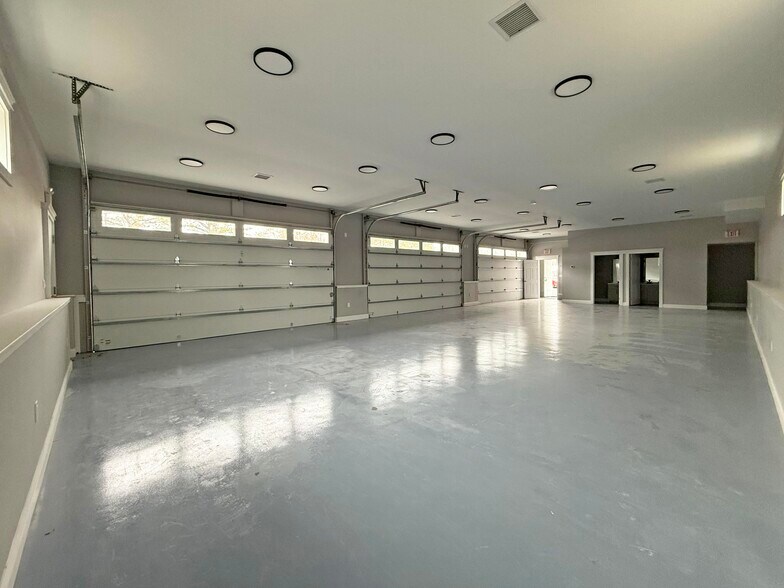 More Photos Of 19 Kroemer Ave, Riverhead Industrial For Lease