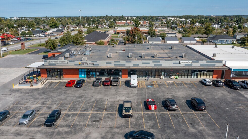 More Photos Of 719 W Walnut St, Rogers Storefront For Lease