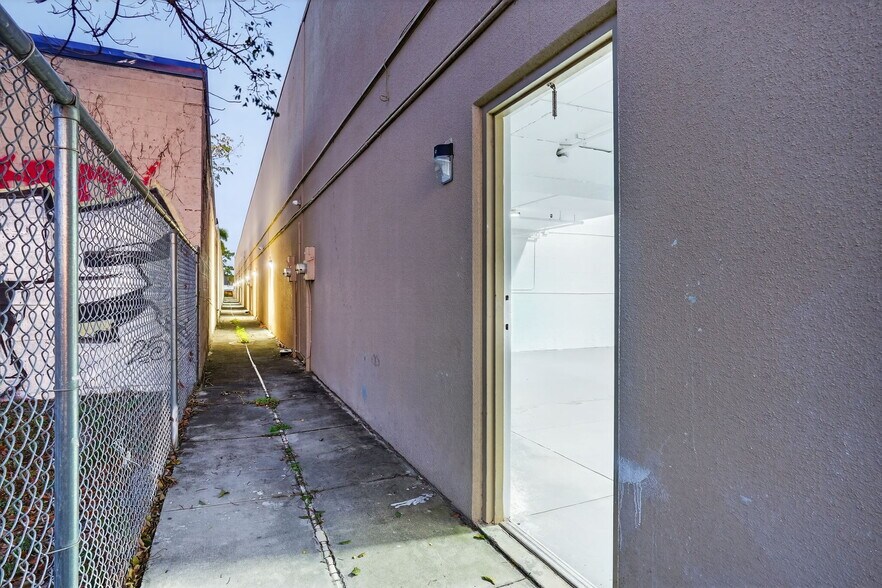 More Photos Of 16300 SW 137th Ave, Miami Warehouse For Lease