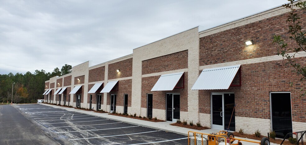 More Photos Of 2011 Corporate Dr, Wilmington Showroom For Lease