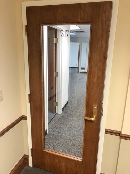 More Photos Of 127 S First St, Geneva Office Residential For Lease