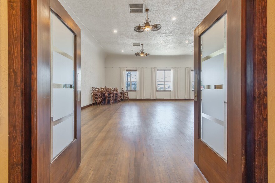 More Photos Of 128 S E St, Exeter Storefront For Sale