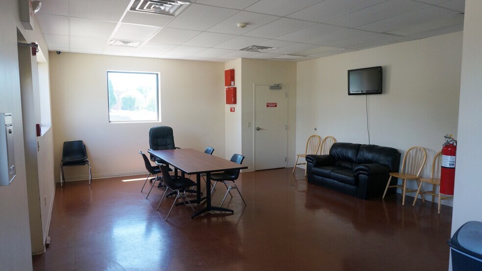 More Photos Of 200 Old County Cir, Windsor Locks Warehouse For Lease