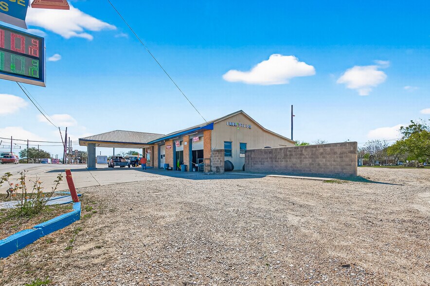 More Photos Of 917 E Main St, Eagle Lake Service Station For Sale