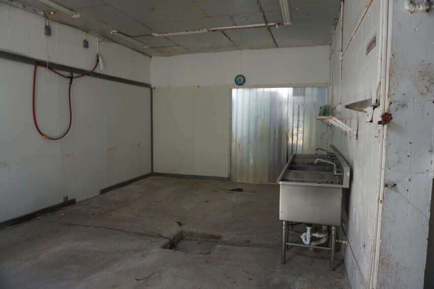 More Photos Of 870 Buttonwood Dr, Fort Myers Beach Distribution For Sale