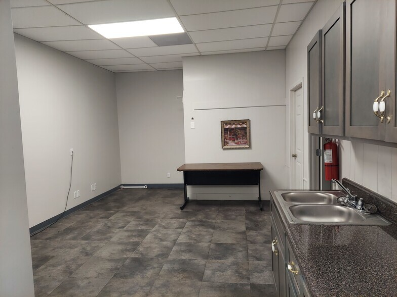 More Photos Of 207 N Brewer St, Paris Storefront Retail Office For Lease