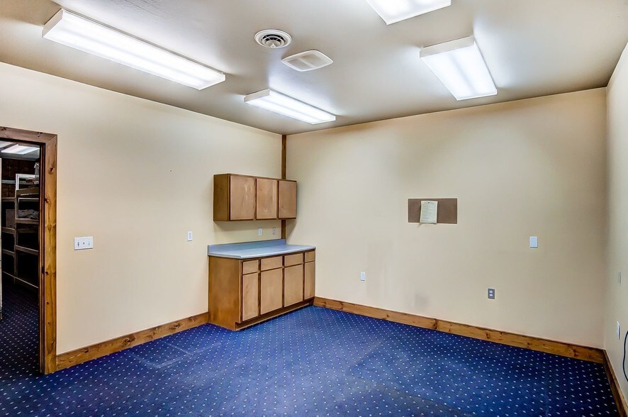 More Photos Of 20660 W Bowling Green Road, Weston Auto Repair For Lease