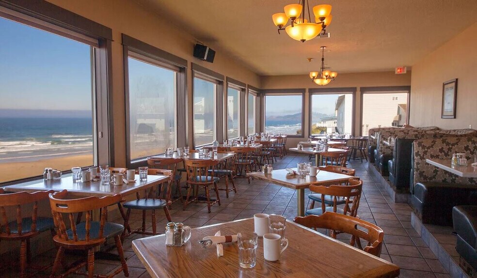 More Photos Of 536 SW Elizabeth St, Newport Hotel For Sale