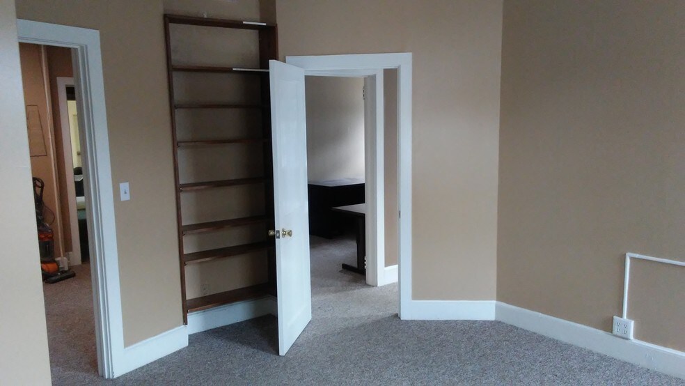 More Photos Of 12 Main St, Essex Office For Lease