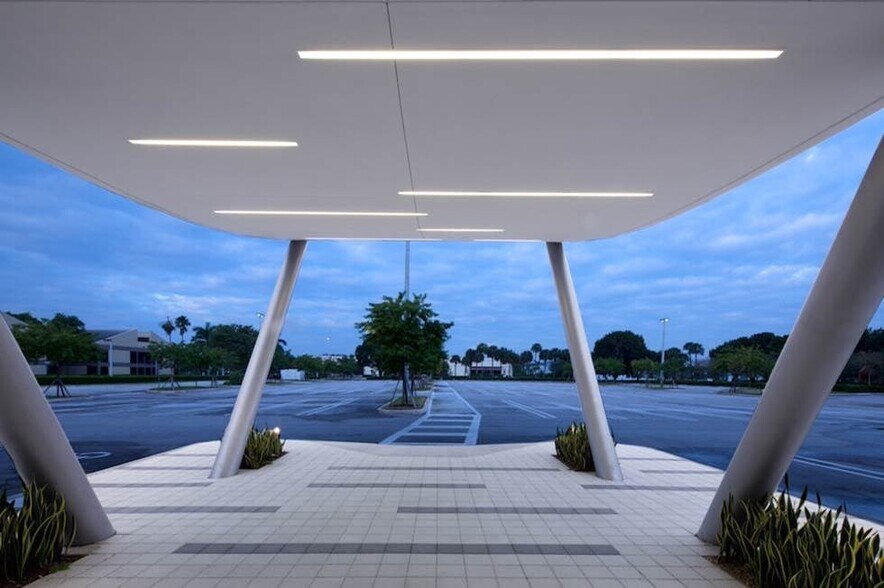 More Photos Of 2000 NW 87th Ave, Doral Medical For Lease