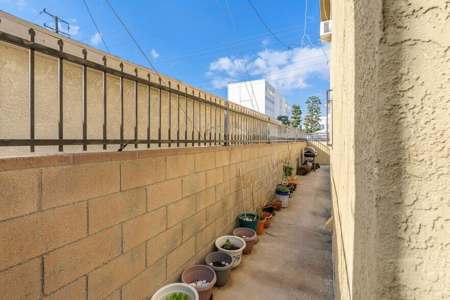 More Photos Of 12501 Kornblum Ave, Hawthorne Apartments For Sale