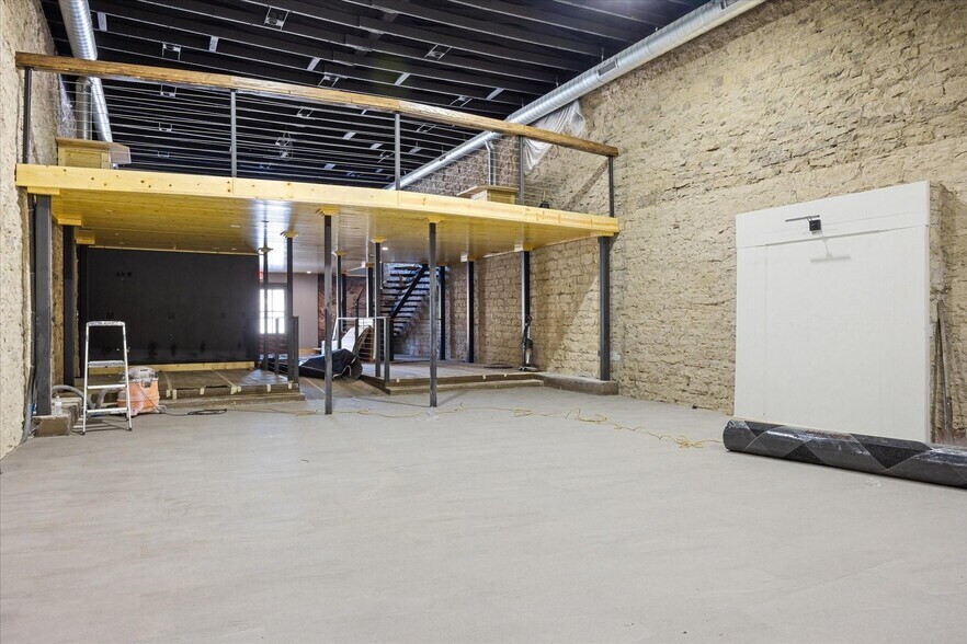 More Photos Of 114 NE Barnard St, Glen Rose Storefront For Lease