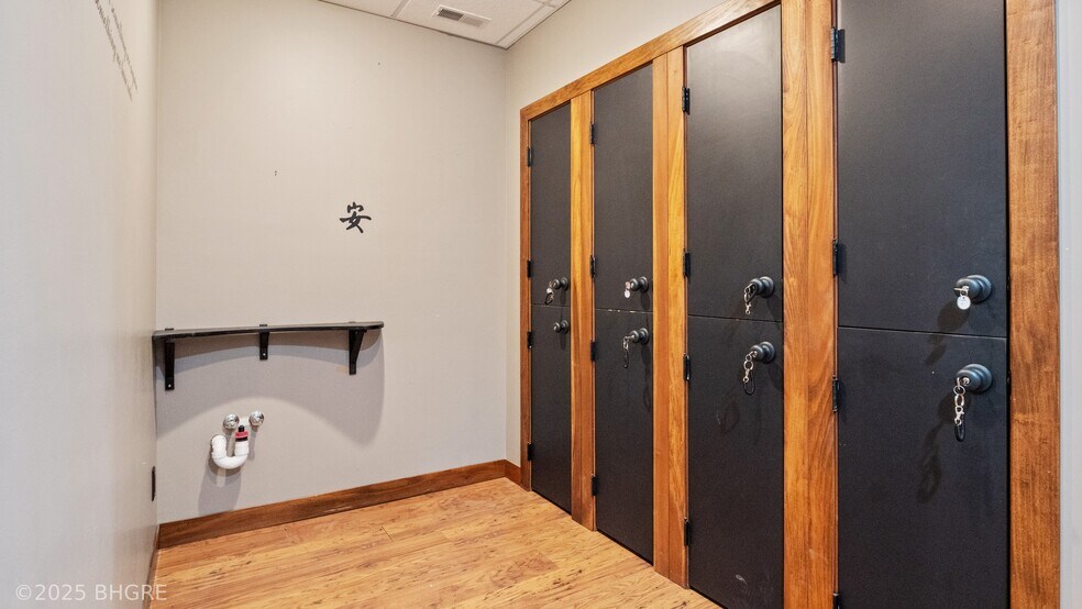 More Photos Of 202 S 9th St, Indianola Storefront For Sale