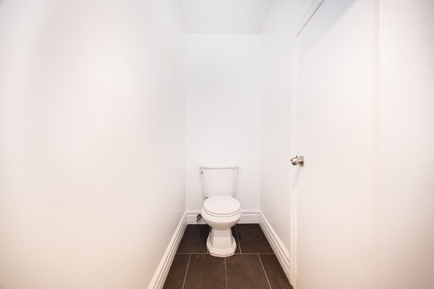 More Photos Of 1583 Rue Saint-Hubert, Montréal Medical For Sale
