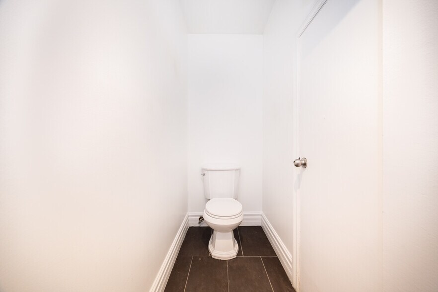 More Photos Of 1583 Rue Saint-Hubert, Montréal Medical For Sale