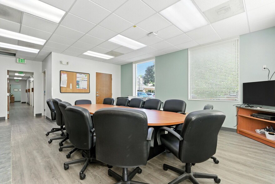 More Photos Of 400 NE Roberts Ave, Gresham Medical For Sale