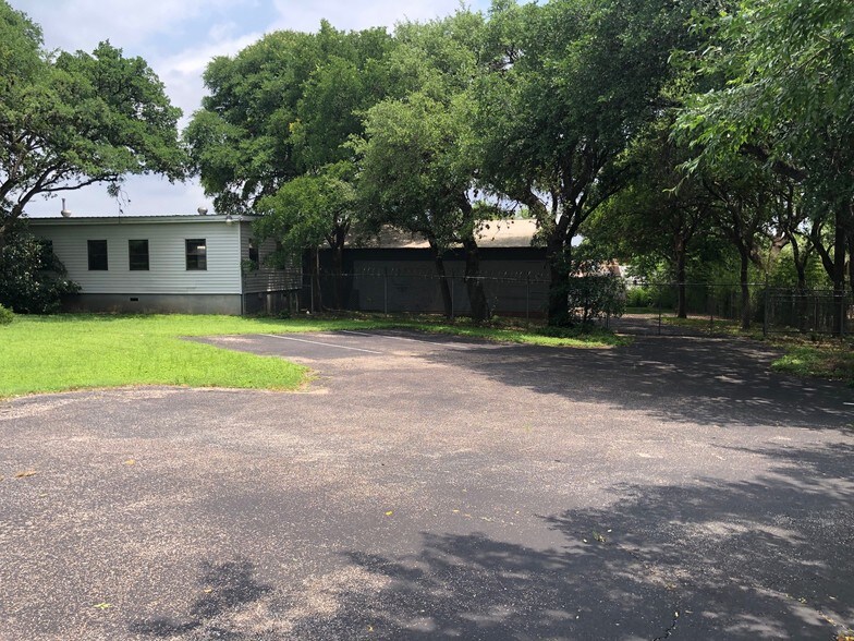 More Photos Of 1500 Stassney Ln, Austin Light Manufacturing For Lease